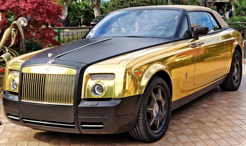 Atemberaubendes goldenes Rolls Royce Phantom Drophead Coupé, geparkt im Freien in Sirmione, Italien.